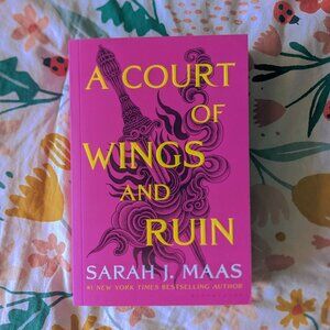 A Court of Wings and Ruin Paperback